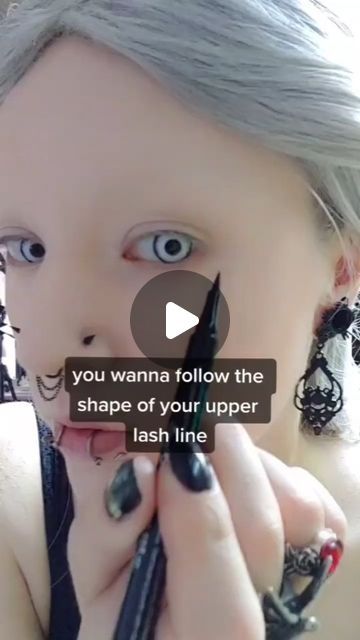 Goth Makeup For Beginners, Goth Eyeliner Tutorial, Witchy Eye Makeup, Goth Brows, Witchy Makeup Halloween, Goth Witch Makeup, Dark Witch Makeup, Easy Witch Makeup, Witchy Makeup Looks