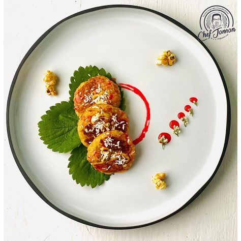 Chef Jomon/Indian food plating on Instagram: “Who said you can do food platings with only exotic ingredients, 👇👇 You can even do it with bread trimmings and leftover popcorns🥰. Such…” Snacks Plating Ideas, Dishes Decoration Food Plates, Plating Ideas Indian Food, Good Plating Ideas, Plate Food Design, Food Plate Decoration Ideas, Plating Indian Food, Bread Plating Ideas, Cookie Plating Ideas