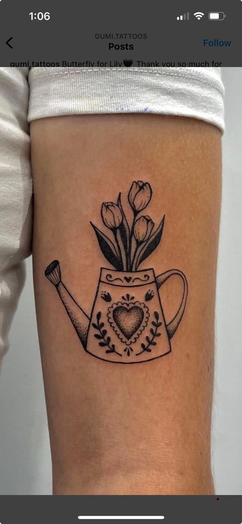 Upper Arm Woman Tattoo, Lady Leg Tattoo, Thigh Sticker Tattoos, Fine Line And Traditional Tattoo Sleeve, Cute Filler Tattoos For Women, Novo Amor Tattoo, American Traditional Quote Tattoo, American Traditional Tulip Tattoo, Dotted Tattoos For Women