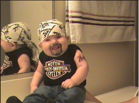 If I ever have a chubby baby boy this would be perfect for Halloween! Diy Baby Costumes, Perlengkapan Bayi Diy, Harley Baby, Biker Baby, Baby Kostüm, Great Halloween Costumes, Boy Halloween, Diy Bebe, Fantasias Halloween