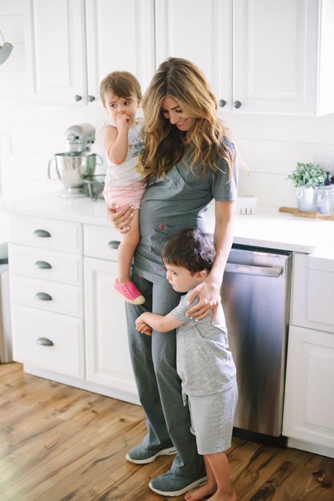 Doctor Mom Aesthetic, Nurse Mom Aesthetic, Or Nursing, Travel Nurse Aesthetic, Nurse Lifestyle, Nurse Girl, Homecare Nursing, Nursing Goals, Nursing Motivation