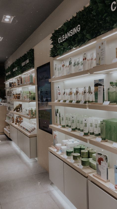 Modern Cosmetic Store Design, Spa Display Shelves, Cosmetic Decoration Ideas, Skin Care Retail Display Ideas, Beauty Store Interior Retail Design, Store Cosmetics Design, Skin Care Retail Display, Luxury Perfume Store Interior Design, Cosmetics Store Interior Design