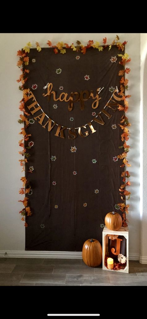 Simple Thanksgiving Photo Backdrop, Thanksgiving Decorations Photo Booth, Thanksgiving Photo Backdrop Ideas, Diy Thanksgiving Backdrop Ideas, Easy Fall Backdrop Ideas, Thanksgiving Photo Backdrop Diy, Diy Thanksgiving Backdrop, Thanksgiving Picture Ideas, Friendsgiving Backdrop Ideas