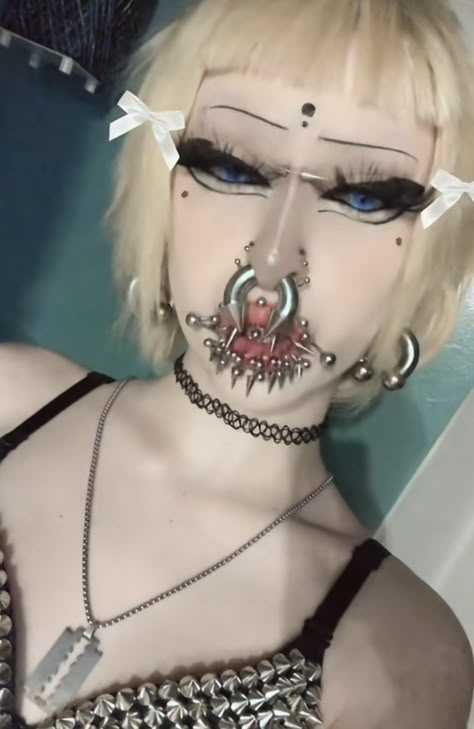 Cool Nostril Piercings, Persings Face, 00g Septum, Body Mods Extreme, Gauges Aesthetic, Mod Photoshoot, Lots Of Piercings, Septum Stretching, Alt Piercings