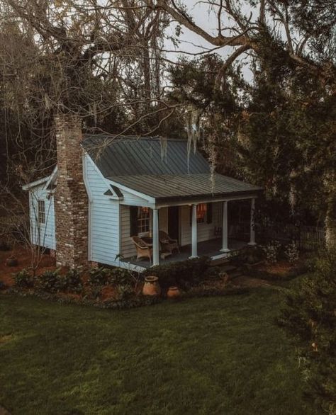 Warm Home Aesthetic, Cottage Aesthetic, Casa Vintage, Cottage In The Woods, Warm Home, Dream Cottage, Small Cottage, Cabins And Cottages, Farmhouse Exterior