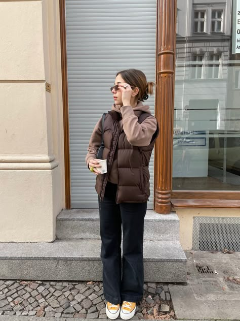 Womens Gilet Outfit, Brown Vest Puffer Outfit, Puffers Outfits, Gilet Outfits Women, Khaki Gilet Outfit, Grey Puffer Vest Outfit Women, Brown Vest Outfit Aesthetic, Gilet Puffer Outfit, Vest Puffer Outfits