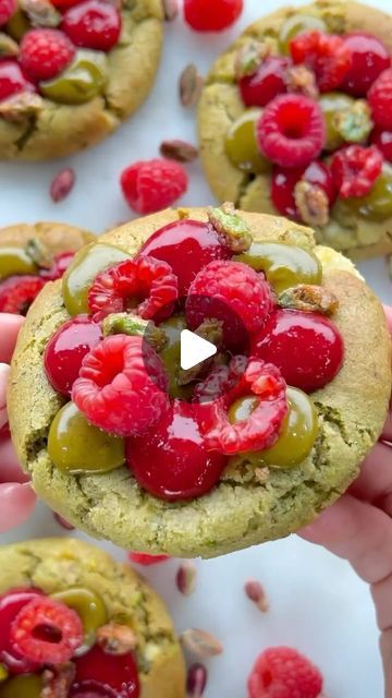 Pistachio Raspberry, Sable Cookies, Instagram Cookies, Sweets Chocolate, Pistachio Cookies, Raspberry Cookies, Vanilla Paste, Cupcake Muffins, Yummy Food Dessert