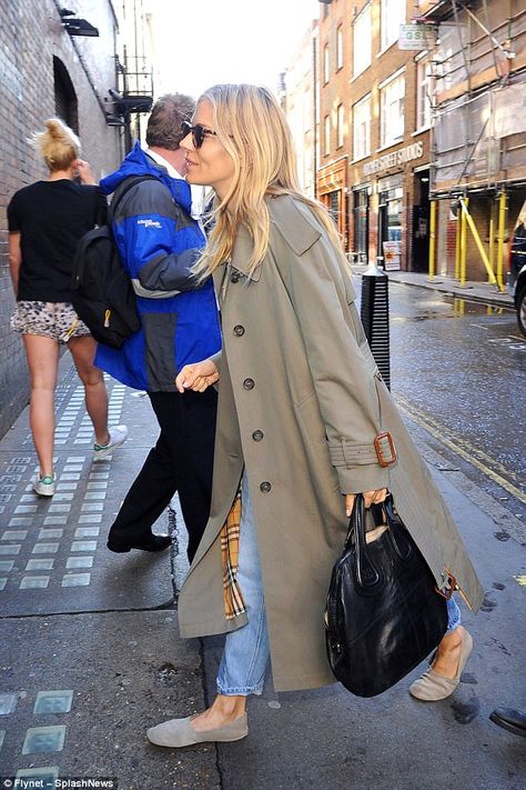 Sienna Miller looks effortlessly chic in knee length mac | Daily Mail Online Trenchcoat Style, Sienna Miller Style, Burberry Trenchcoat, Pijamas Women, Looks Jeans, Trench Coat Outfit, Trench Coat Style, Burberry Trench, Estilo Hippie