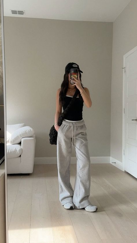 Gray Sweatpants Outfit, Cute Airport Outfit, Chic Travel Outfit, Lounge Outfit, Uni Outfits, Outfit Inspo Casual, Chill Outfits, Life Tips, Beauty And Lifestyle