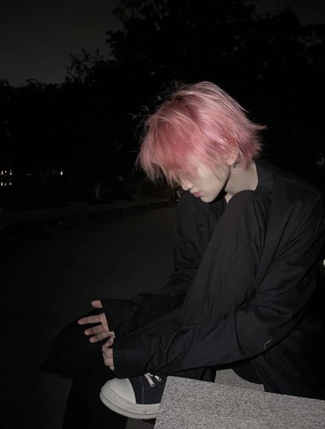 Chinese boy asian guy Pink Dyed Hair Men, Short Pink Hair Aesthetic Faceless, Male Hairstyles Aesthetic, Men With Purple Hair, Guy Pink Hair, Pink Boy Aesthetic, Male Pink Hair, Guy With Pink Hair, Man With Pink Hair