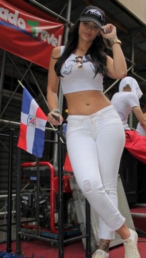 Dominican woman in New York Parade Dominican Parade, Dominican Republic Outfits, Dominican Woman, Dominican Republic Women, Dominican Culture, Best Friend Canvas, Latina Aesthetic, Aesthetic Clothing Stores, Afro Latina