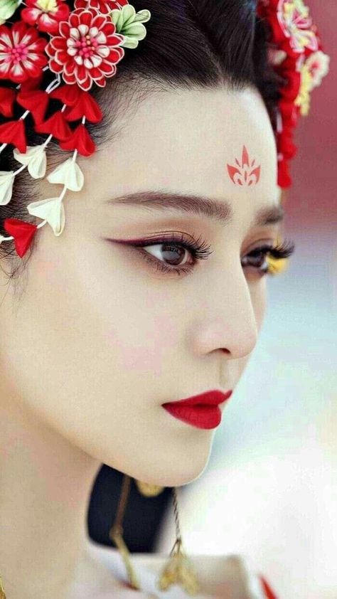 Makeup Remover Recipe, Supergirl Kara, Geisha Makeup, Geisha Hair, Natural Makeup Remover, Makeup Recipes, Chinese Makeup, Fan Bingbing, Beauty Makeup Photography