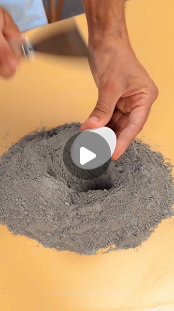 Diy Cement Crafts, Concrete Molds Diy, Concrete Containers, Diy Cement, Wood And Concrete, Cement Diy, Cement Art, Concrete Vases, 5 Min Crafts