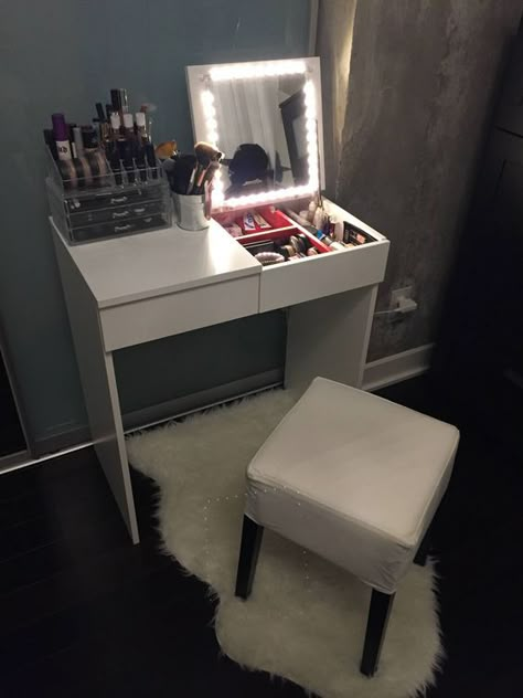 Dreaming of spendy vintage vanities? Create your own DIY vanity with these tips Foldable Vanity, Vanity With Lights, Rangement Makeup, Makeup Vanities, Makeup Station, Chicago Apartment, Makeup Desk, Vanity Sets, Diy Vanity