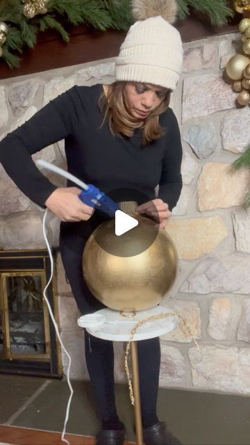 Euridicy polanco on Instagram: "DIY giant Christmas ornament #christmasornaments #christmastree #diyhomedecor #dıy #diygifts #christmastime #christmastime #christmastime #whiteinteriors #whitechristmasdecor #whitechristmas❄️ #whitechristmastree #luxurychristmas #luxurylife #luxurylife #luxurycars #luxurylife #luxuryhoteldesign #hotelroom #reels #reelsvideo #reel #reelvideo #reelviral #reelviral" Diy Large Snowman Decorations, Giant Ornaments On Tree, Snow Man Christmas Tree Diy, Diy Large Ball Ornaments, Fairy Light Christmas Decor Diy, Diy Big Christmas Balls, Diy Giant Christmas Balls, Diy Big Ornaments Outdoor Christmas, Diy Large Christmas Balls