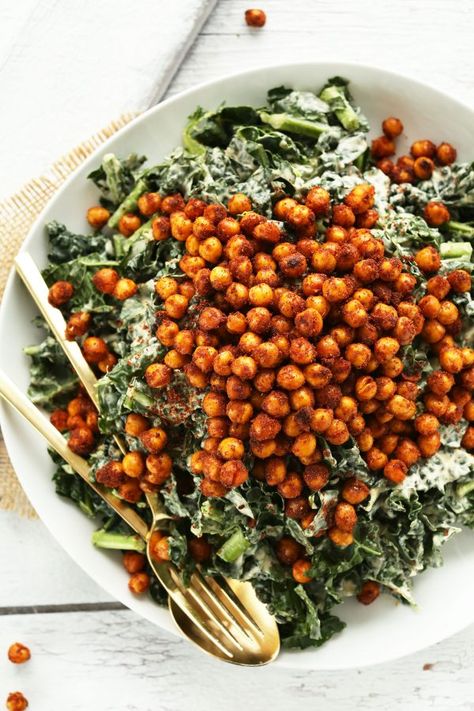 Garlicky Kale Salad, Garlicky Kale, Salad Kale, Resep Salad, Spiced Chickpeas, Crispy Chickpeas, Tandoori Masala, Roasted Chickpeas, Vegan Salad