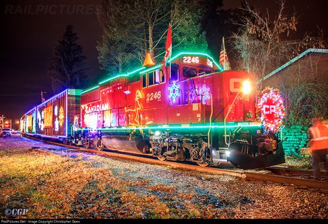 For the first time, the Canadian Pacific Holiday Train takes over the Colonie Main since CP no longer owns the south end. Here is the CP 2246 leading the Canadian Pacific Holiday Train, a great way to start off the 2015 Holiday Season!! Canadian Train, Christmas Trains, Train Christmas, Train Light, Canadian Pacific Railway, Holiday Train, Scenic Railroads, Railroad Photography, Beautiful Scenery Pictures