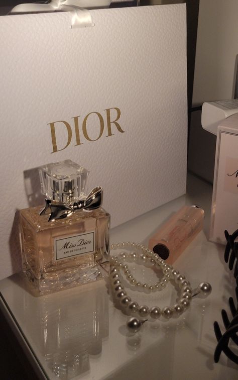 Dior Perfume Aesthetic, Parfum Aesthetic, Kate Spade Perfume, Luxurious Perfume, Perfume Dior, Accessories Dior, Rich Women Lifestyle, Dior Aesthetic, Dior And I