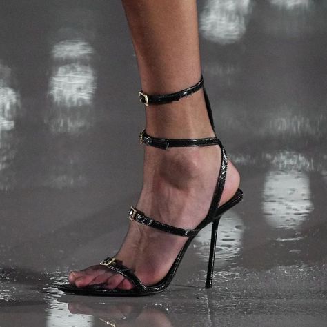 AYERHS on Twitter: "Yves Saint Laurent SS22 heels https://t.co/Hbi3N3TpRR" / Twitter Female Shoes, Runway Shoes, Luxury Designer Shoes, Classy Shoes, Jumpsuit Chic, Spool Heel, Women Sandals, High Heels Stilettos, Ankle Straps