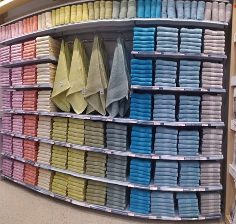 Towel Display Retail, Linen Closet Design, Fabric Shop Display, Decorate A Bathroom, Rooftop Restaurant Design, Home Design Store, Towel Display, Showroom Decor, Bookcase Lighting