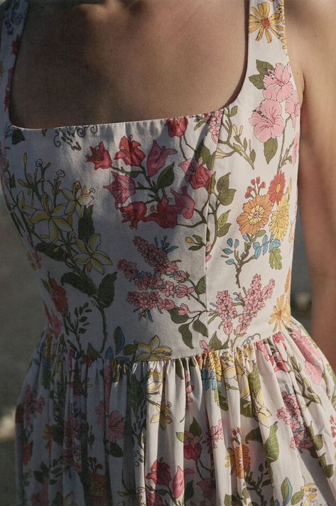 Unique Clothing Aesthetic, Sewing Aesthetic Ideas, Dress Cute Aesthetic, How To Sew A Dress, Floral Dress Aesthetic, Simple Summer Dress, Sewing Aesthetic, Watercolor Floral Dress, Cotton Dresses Summer