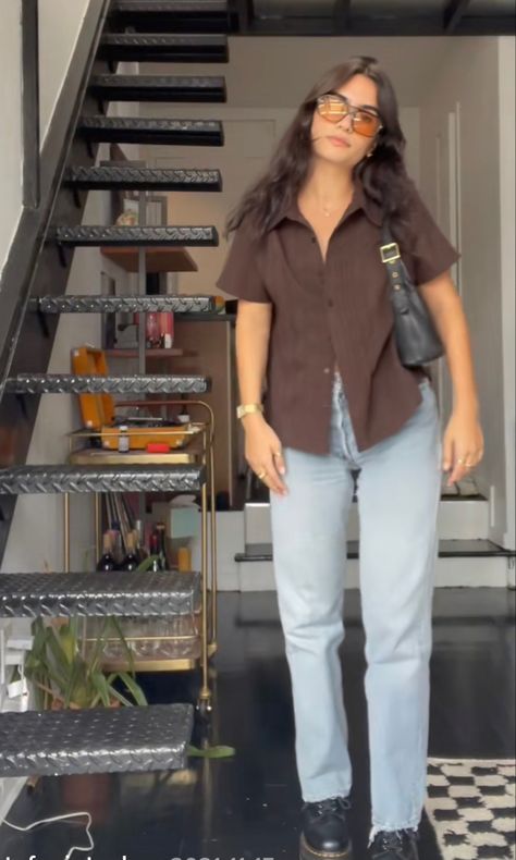 Brown outfit inspo for summer Button Shirt Outfit, Short Sleeve Shirt Outfit, Outfit Inspo For Summer, Button Down Outfit, Monthly Bullet Journal, Taylor Aesthetic, Shirt Outfit Summer, Jeans And T Shirt Outfit, Mom Jeans Outfit