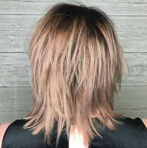 Shoulder-Grazing Flared Blonde Shag Shaggy Bob For Fine Hair 2023, Heavy Layered Haircuts, Medium Bronde, Bronde Shag, Blonde Shag, Medium Shaggy Hairstyles, Shag Hair, Κούρεμα Bob, Medium Shag