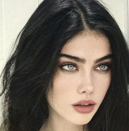 Dark Hair Pale Skin, Black Hair Pale Skin, Dark Hair Light Eyes, Dark Hair Makeup, Dark Hair Blue Eyes, Hair Pale Skin, Black Hair Blue Eyes, Pale Girl, Crystal Aesthetic