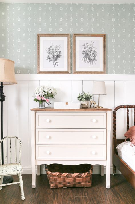 Cozy Bedroom Wallpaper, Vintage Bedroom Design, Girls Bedroom Vintage, Toddler Girl Bedroom, Vintage Girls Rooms, Vintage Floral Wallpaper, Toddler Bedroom Girl, Big Girl Bedrooms, Floral Bedroom