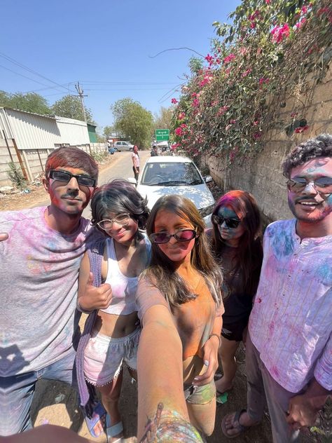 Holi Colours Indian festival Teen fun Holi Candid Pictures, Holi Make Up Look Indian, Holi Group Photo, Holi Party Aesthetic, Desi Holi Aesthetic, Indian Holi Aesthetic, Holi Poses With Best Friend, Holi Aesthetic Pictures With Friends, Holi Aesthetic Photos