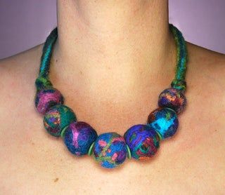 Lego Crochet, Felting Jewelry, Tovad Ull, Wool Necklace, Yarn Scraps, Felt Yarn, Yarn Necklace, Fiber Art Jewelry, Felt Necklace