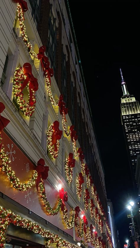 New York Christmas Decorations, American Christmas Aesthetic, New York City Christmas Aesthetic, Christmas Nyc Aesthetic, Christmas In Nyc Aesthetic, Christmas Aesthetic New York, Nyc At Christmas Time, Nyc Christmas Aesthetic, Christmas In New York City Aesthetic