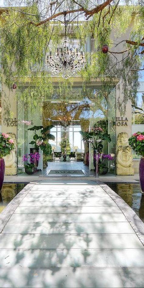 Villa Rosa Lisa Vanderpump House, Lisa Vanderpump Style, Old Money House, Villa Rosa, Lisa Vanderpump, Boho House, Glam Decor, Luxury Homes Interior, Updating House