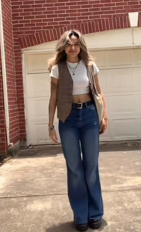 Boho Summer Jeans Outfit, 70s Style Inspo Women, 60s Denim Fashion, Good Outfits For Short Women, 90s Julia Roberts Outfits, 90s Vintage Flare Jeans Outfit, Fashion Inspo Outfits 70s, Spring Outfits 70s Style, 70s Tv Shows Outfits