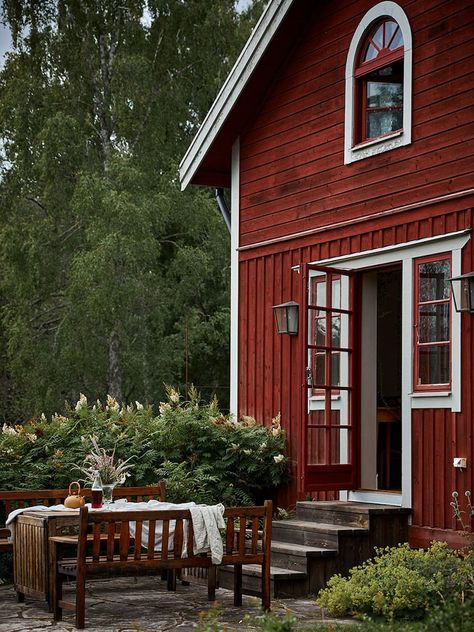 10 Dreamy Scandinavian Summer Cottages | Dabbling & Decorating Scandinavian Exterior, Scandinavian Exterior Design, Swedish Homes, Norwegian House, Swedish Farmhouse, Scandinavian Cottage, Swedish Cottage, Red Houses, Sweden House