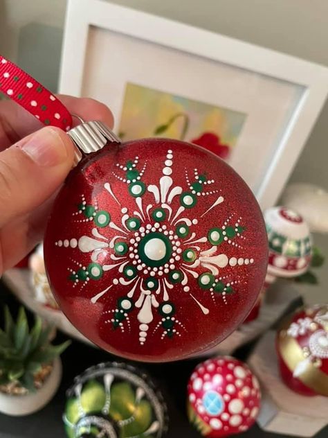 Mandala Dot Painting Christmas Ornaments, Mandala Christmas Ornaments Diy, Dot Painted Ornaments, Dotted Christmas Ornaments, Dot Mandala Christmas Ornaments, Dot Art Christmas Ornaments, Dot Painted Christmas Ornaments, Dot Art Ornaments, Christmas Ornaments Homemade Painted