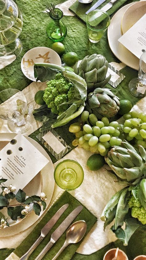 Green Table Settings, Dinnerware Inspiration, Green Tablescape, Emerald Green Weddings, Dinner Party Table, Green Table, Food Table, Table Styling, Wedding Tablescapes