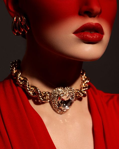 Red Fashion Editorial Photography, Jewellery Editorial Shoot, Red Editorial Photography, Valentines Jewelry Photoshoot, Valentine Jewelry Photography, Editorial Jewelry Photography, Gold Photoshoot Ideas, Jewelry Photography Model, Photo Shoot Makeup Ideas