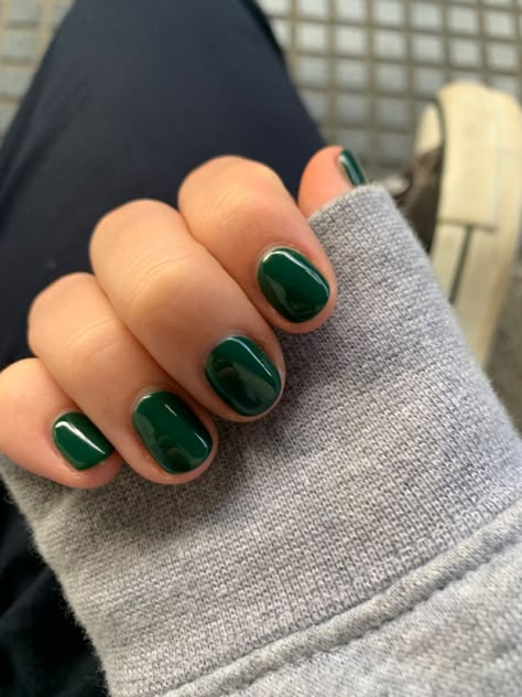 Nail Ideas Painted Short, Green No Chip Nails, Short Dip Nails Green, Shirt Green Nails, Dark Green Natural Nails, Emerald Green Gel Nails Short, Dark Green Shellac Nails, Forest Green Gel Nails, Short Nails Dark Green