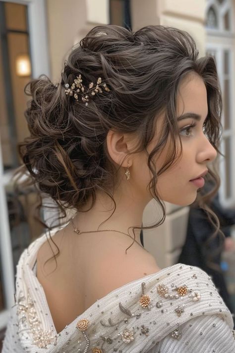 Non Traditional Wedding Hair, Fairytale Wedding Hairstyles, Curly Hair For Wedding, Curly Hair Styles For Wedding, Bridal Curly Hairstyles, Bridal Curly Hair, Italian Hairstyles Woman, Romantic Updo Wedding, Wedding Hairstyles Curly