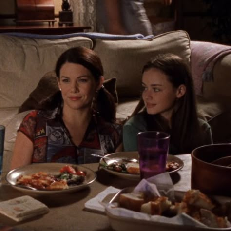 Lorelai And Rory Gilmore, Rory And Lorelai, Lorelai And Rory, Gilmore Girls Fashion, Gilmore Girls Aesthetic, I Smell Snow, Team Logan, Lauren Graham, Gilmore Girl