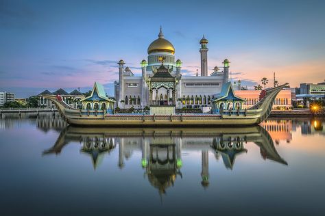 Omar Ali Saifuddien Mosque in Brunei Omar Ali Saifuddin Mosque, Launcher Wallpaper, Brunei Travel, Islamic Quotes About Life, Sultan Palace, Bandar Seri Begawan, Bangladesh Travel, Abdul Mateen, East Asian Art