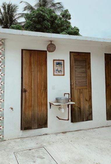 Rustic Outdoor Bathroom, Kubo Ideas, Outdoor Bathroom Toilet, Outhouse Ideas, Mini Bathroom, Natural House, Camping Planning, Bungalow Kitchen, Outdoor Bathroom Design