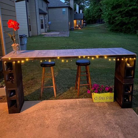 Garden Bar Table Ideas, Cinder Blocks Furniture, Diy Cinder Block Outdoor Bar, Cinder Block Counter Outdoor, Campsite Bar Ideas, Diy Cinder Block Table, Outdoor Bar Cinder Block, Pallet And Cinder Block Projects, Cinder Block Diy Ideas