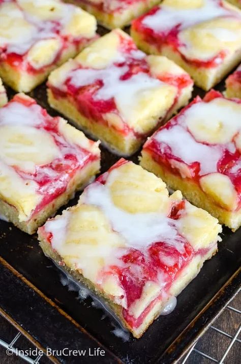 Strawberry Lemon Snack Cake - pockets of homemade strawberry pie filling and a lemon glaze makes this cake amazing! Make this easy recipe for breakfast or dessert! Homemade Strawberry Pie Filling, Homemade Strawberry Pie, Pie Filling Desserts, Recipe Condensed Milk, Lemon Snack, Recipe Using Lemons, Strawberry Lemon Cake, Strawberry Sheet Cakes, Desserts Lemon