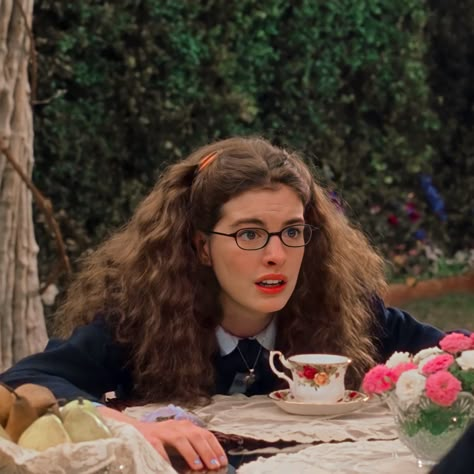 My Movie Character, Princess Diaries Before, Princess Diaries Characters, Characters That Are Me, Mia Thermopolis Princess Diaries, Princess Diaries Icons, Iconic Characters Movies, The Princess Diaries Aesthetic, Iconic Movie Shots