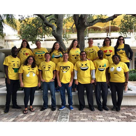 Easy emoji shirts for a great staff costume! Yellow shirts from Hobby lobby and acrylic pint for the emojis! #halloween #DIY #emoji #groupcostume Minion Diy, Emoji Halloween Costume, Halloween Softball, Emoji Costume, Office Halloween Costumes, Costumes For Work, Meme Costume, Halloween Costumes For Work, Teacher Halloween Costumes