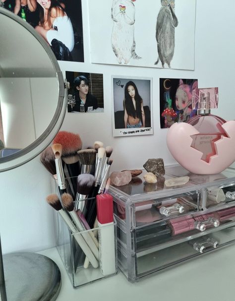 minimal desk organization, kpop decor, stray kids changbin, chungha, makeup organization, white minimal aesthetic, desk ideas Desk Organization Makeup And School, Minimal Vanity Decor, Makeup Organization Desktop, Desk Aesthetic Makeup, Minimal Makeup Organization Aesthetic, Desk Setup Makeup, Makeup Desk Organization Aesthetic, Minimal Makeup Organization, Makeup Desk Organization Ideas