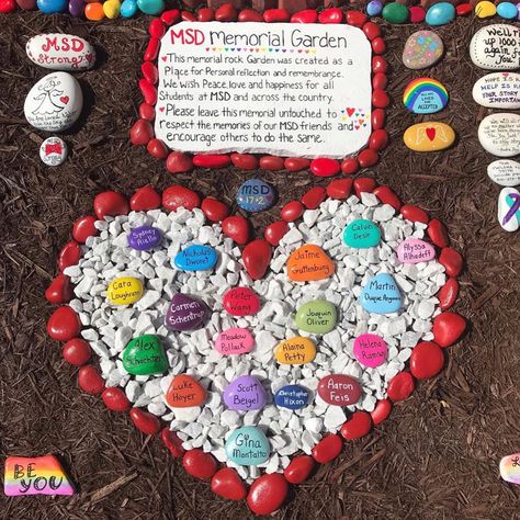 Rock Memorial Garden, Heart Rock Garden, Memorial Rock Garden Ideas, Memorial Altar, Kindness Stones, Kindness Rock Garden, Diy Rock Garden, Rock Crafts Diy, Acts Of Kindness Ideas