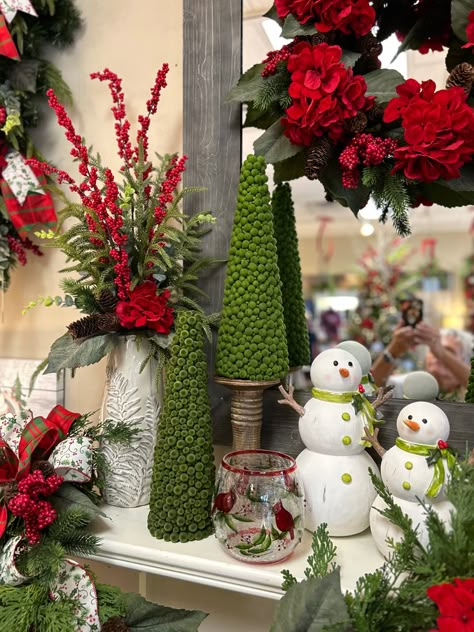 Christmas Vignettes, Christmas Flower Arrangements, Ideas Navidad, Christmas Themes Decorations, Snowman Wreath, Christmas House, Christmas Red, Christmas Deco, Let It Snow